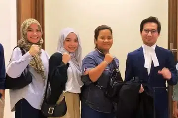SAMAN KERANA TIADA GURU: (Dari kiri) Cik Calvina Angayung, Cik Nur Natasha Allisya Hamali dan Cik Rusiah Sabdarin. Bersama mereka adalah peguam mereka, Encik Sherzali Herza Asli.