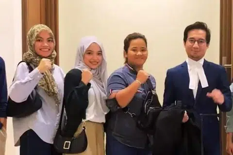 SAMAN KERANA TIADA GURU: (Dari kiri) Cik Calvina Angayung, Cik Nur Natasha Allisya Hamali dan Cik Rusiah Sabdarin. Bersama mereka adalah peguam mereka, Encik Sherzali Herza Asli.