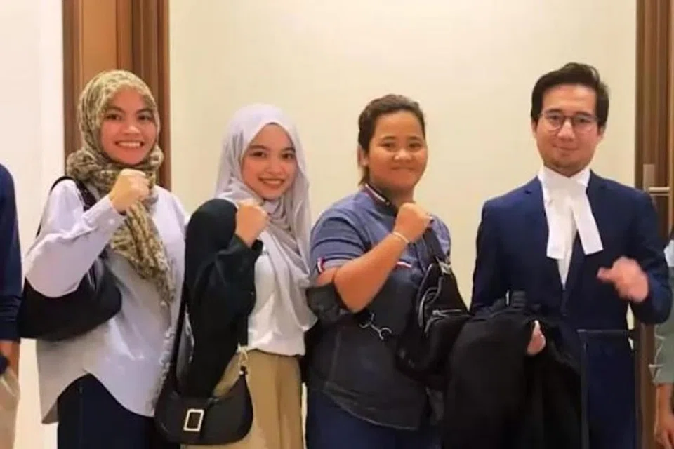SAMAN KERANA TIADA GURU: (Dari kiri) Cik Calvina Angayung, Cik Nur Natasha Allisya Hamali dan Cik Rusiah Sabdarin. Bersama mereka adalah peguam mereka, Encik Sherzali Herza Asli.