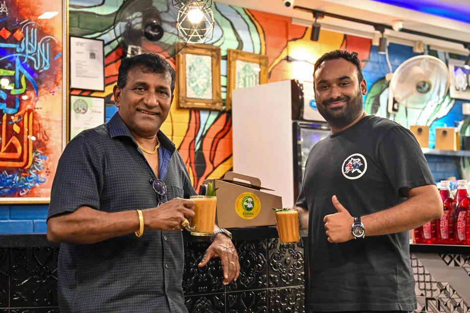 TEH TARIK PANDAN: Pemilik bersama Restoran Zamas, Encik Dhilip Kumar (kiri) dan Encik Aman Singh (kanan) telah membuka perniagaan di 429 River Valley Road yang kian popular dengan teh tarik pandan mereka yang istimewa.