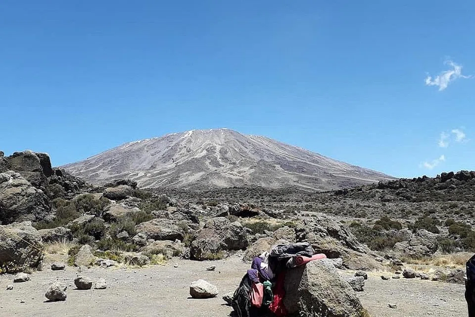 SALJU KIAN SIKIT: Di laluan rasmi 'Northern Circuit' yang amat mencabar ini, pendaki dapat melihat salju yang semakin berkurangan. - Foto ihsan MOHAMMAD RAFIE SABARSHAH