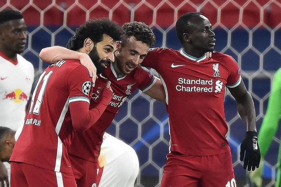 RAIKAN JARINGAN: (Dari kiri) Mohamed Salah meraikan bersama Diogo Jota dan Sadio Mane gol pertama Liverpool yang dijaringkannya dalam kemenangan 2-0 ke atas RB Leipzig semalam. 