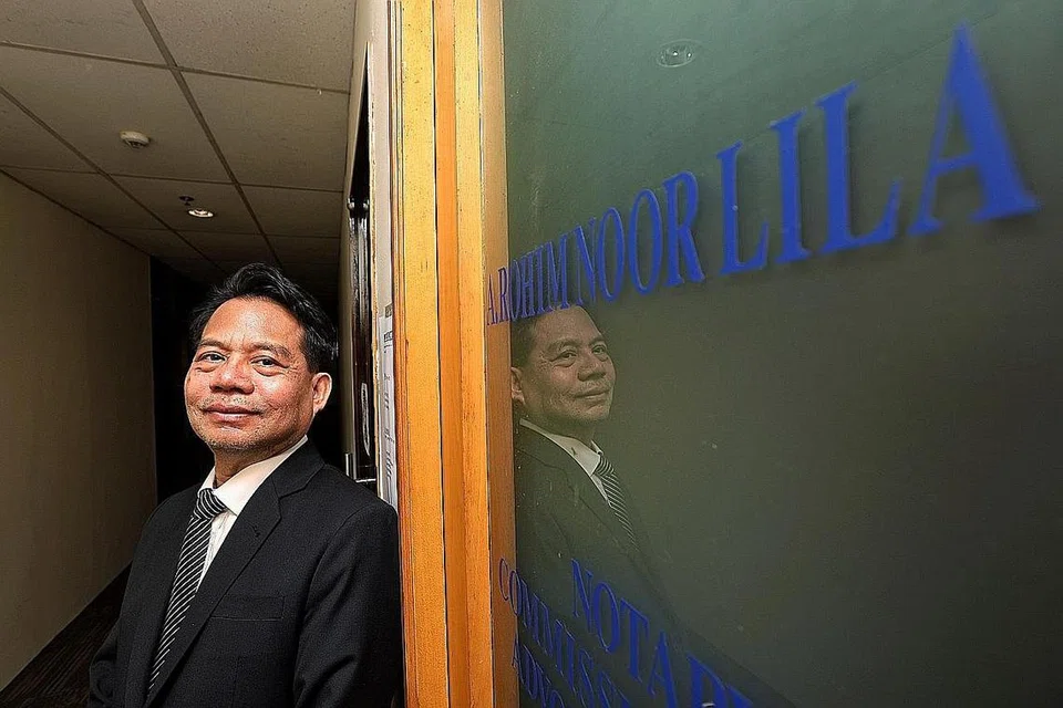 KEKAL AKTIF: Encik Abdul Rohim Sorip, peguam dan juga pemilik firma guaman A. Rohim Noor Lila LLP telah menyumbang dalam penggubalan undang-undang syariah setempat serta giat menjadi relawan dalam pelbagai pertubuhan masyarakat. - Foto BM oleh JOEL CHAN. 