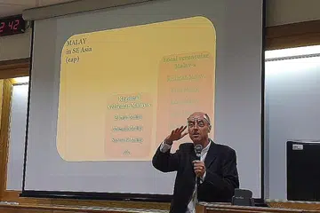 PAPAR PERBEZAAN BAHASA: Pengkaji bahasa Melayu dan Indonesia di Institut Kebangsaan bagi Kajian Bahasa dan Peradaban Timur (Inalco) Paris, Profesor Dr Jérôme Samuel, menyampaikan ceramah berkaitan variasi bahasa atau 'diglosia' dalam Simposium Pengajaran dan Pembelajaran Bahasa Asia Tenggara (Sealts) di NUS baru-baru ini. Antara lain, beliau menyarankan penutur asli Melayu bersatu majukan bahasa menerusi pelbagai produk budaya seperti lagu dan filem. - Foto BH oleh NURUL AIN RAZALI