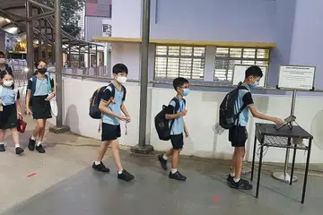 KIT ART BAGI MURID: MOE akan beri 10 kit ART kepada setiap murid mulai Isnin ini. Ini bermakna ibu bapa tidak perlu membeli lebih banyak kit ART untuk anak mereka. - Foto CHAN CHUN SING/FACEBOOK