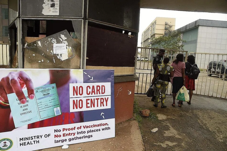 KADAR VAKSINASI SANGAT RENDAH: Negeri Edo State di selatan Nigeria memperkenal pas Covid-19 wajib yang membolehkan hanya orang sudah menerima vaksin masuk ke tempat awam dan menyertai perhimpunan. Namun, kadar vaksinasi di Afrika sangat rendah berbanding bahagian lain dunia. WHO berkata hanya 2 peratus daripada 5.7 bilion dos vaksin Covid-19 disalur ke benua itu. - Foto AFP