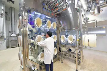 PERTAMA DI SINGAPURA: GSK telah membuka kemudahan pengilangan dan ujian berpotensi tinggi untuk rawatan barah, yang bernilai $44 juta di Jurong. - Foto BH oleh ALPHONSUS CHERN