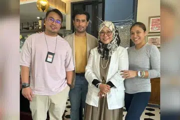 SEBAK: Remy tidak lupa detik pertemuannya dengan Allahyarham Shahrul Kamal (kiri) di sebuah restoran di Shah Alam, Selasa lalu. 