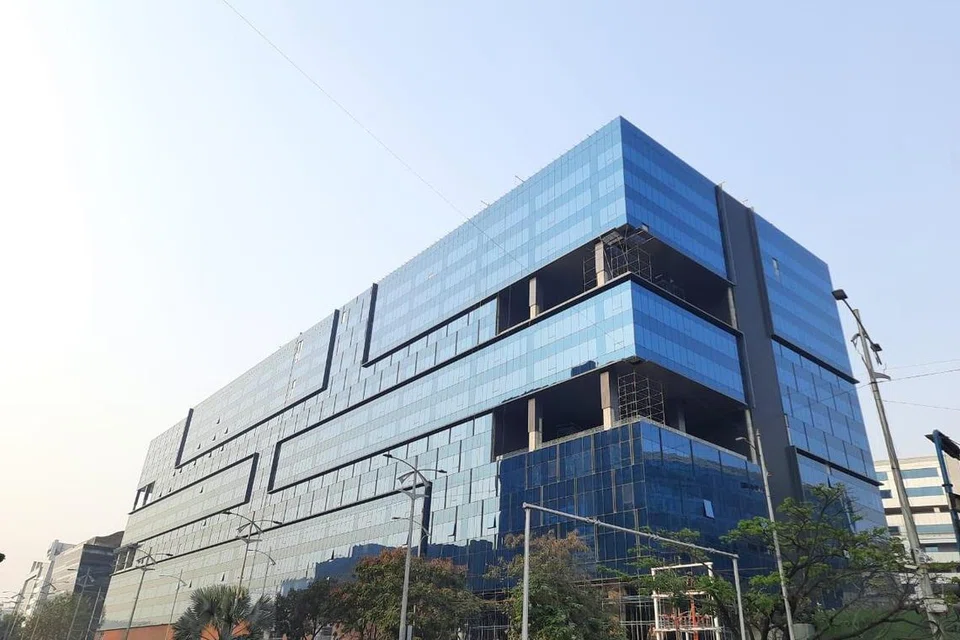 Langkah memperoleh beberapa bangunan IT di Hyderabad, India, dijangka meningkatkan pendapatan Clint, selain menambah pemberian dividen kepada pelabur. 