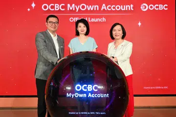 Menteri Negara (Ehwal Dalam Negeri merangkap Pembangunan Sosial dan Keluarga), Cik Sun Xueling (tengah) bersama ketua eksekutif kumpulan OCBC, Cik Heleng Wong (kanan) dan ketua khidmat kewangan pengguna sejagat OCBC, Encik Sunny Quek (kiri) semasa majlis pelancaran Akaun MyOwn OCBC di Wisma Atria pada 20 Oktober.