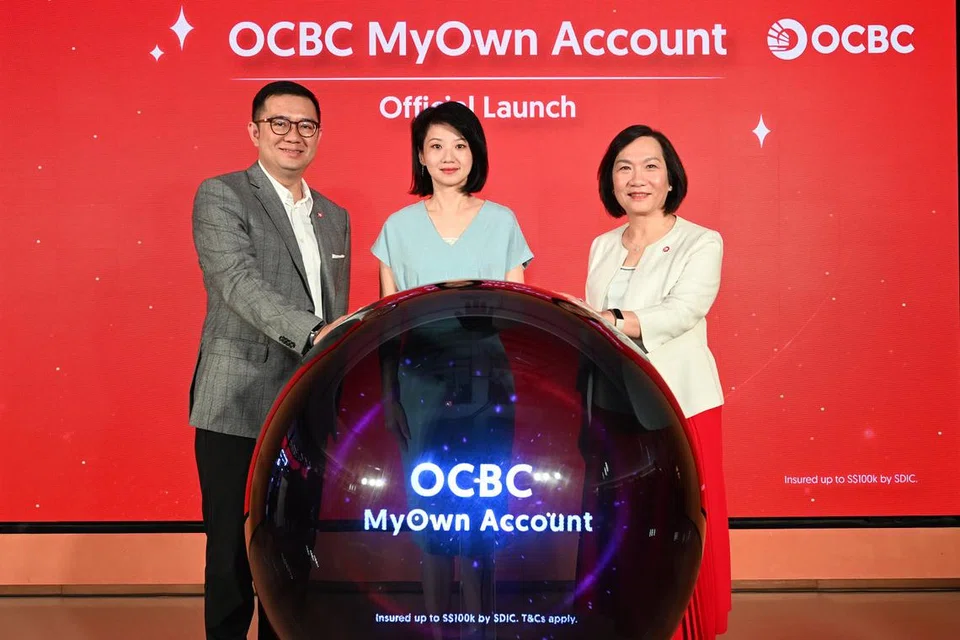 Menteri Negara (Ehwal Dalam Negeri merangkap Pembangunan Sosial dan Keluarga), Cik Sun Xueling (tengah) bersama ketua eksekutif kumpulan OCBC, Cik Heleng Wong (kanan) dan ketua khidmat kewangan pengguna sejagat OCBC, Encik Sunny Quek (kiri) semasa majlis pelancaran Akaun MyOwn OCBC di Wisma Atria pada 20 Oktober.