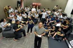 PERTUNJUKAN GENDERANG: Anggota Nadi Singapura, Muhammad Zulfadhli Othman (hadapan), memainkan peranan utama, Taufan, yang akan menyerikan lagi pertunjukan 'Journey 2: The Pulse', gabungan kumpulan genderang Melayu Nadi Singapura dengan pelajar ITE Kolej Central dan ITE Kolej Timur. - Foto TUKIMAN WARJI