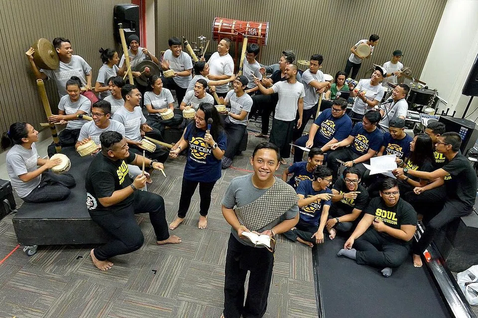 PERTUNJUKAN GENDERANG: Anggota Nadi Singapura, Muhammad Zulfadhli Othman (hadapan), memainkan peranan utama, Taufan, yang akan menyerikan lagi pertunjukan 'Journey 2: The Pulse', gabungan kumpulan genderang Melayu Nadi Singapura dengan pelajar ITE Kolej Central dan ITE Kolej Timur. - Foto TUKIMAN WARJI