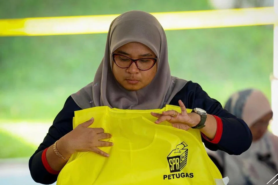 Petugas Suruhanjaya Pilihan Raya (SPR) membuat persiapan di Pusat Penjumlahan Rasmi Undi Pilihan Raya Kecil (PRK) Dewan Undangan Negeri (DUN) Kuala Kubu Baharu di Dewan Serbaguna dan Kompleks Sukan Daerah Hulu Selangor, Selangor, pada 10 Mei.