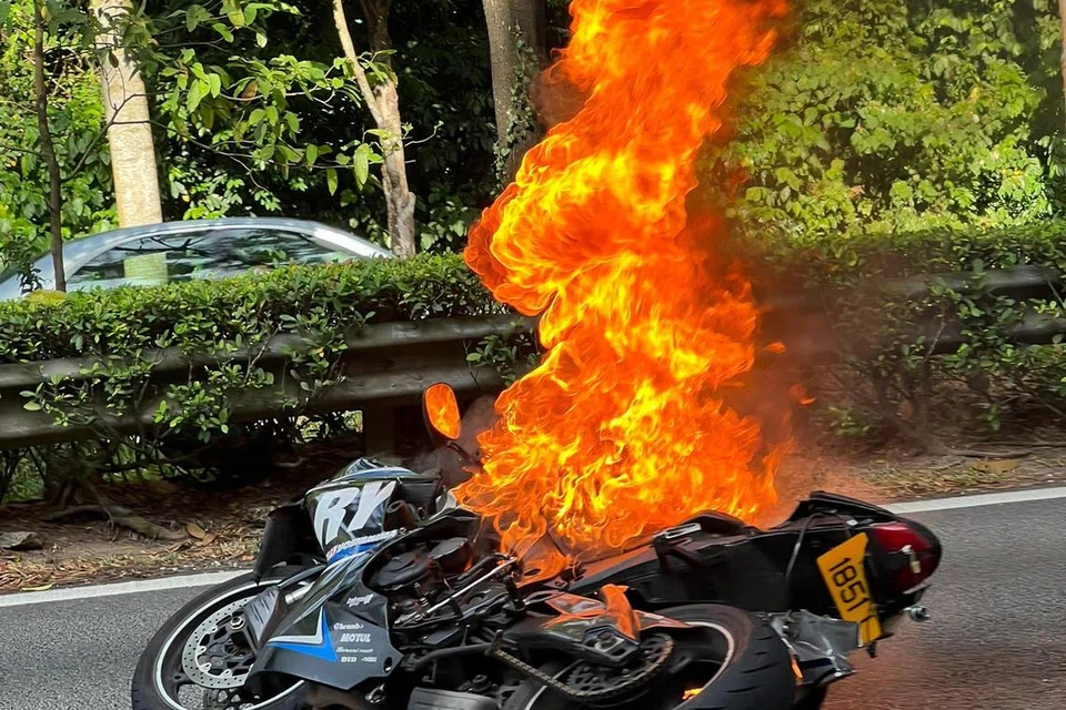 Motosikal ini terbakar selepas dipercayai terlibat dalam kemalangan membabitkan sebuah kereta dan van di Ekspreswe Bukit Timah (BKE) menuju ke Ekspreswe Rentas Pulau (PIE) pada 2 April sekitar 9.10 pagi.