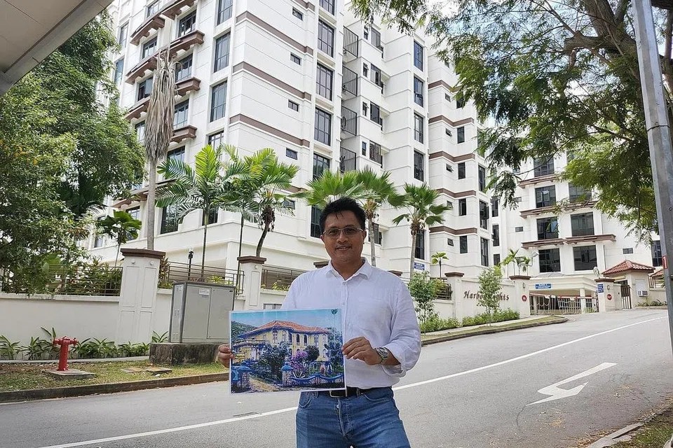 TAPAK ASAL ISTANA: Encik Sarafian di depan kondominium Harbourlights yang tapaknya dulu merupakan Istana Lama kerajaan negeri Johor. - Foto BH oleh ISMAIL ALI