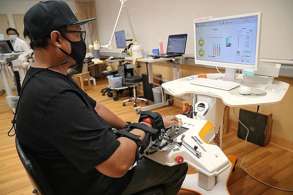 BERTAMBAH BAIK: Selepas menjalani rawatan terapi di Klinik bagi Terapeutik Pemulihan Semula (Cart) Lanjutan di Hospital Tan Tock Seng (TTSH), keadaan fizikal Encik Jo, bujang berusia 40 tahun itu sudah bertambah baik.