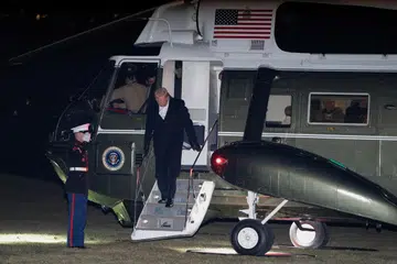 Presiden Amerika Syarikat, Donald Trump, keluar dari Marine One ketika kembali ke Rumah Putih selepas lawatan hujung minggu ke Florida di Washington, D.C., AS, pada 2 Mac 2025. 