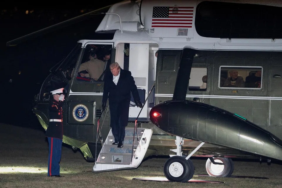 Presiden Amerika Syarikat, Donald Trump, keluar dari Marine One ketika kembali ke Rumah Putih selepas lawatan hujung minggu ke Florida di Washington, D.C., AS, pada 2 Mac 2025. 