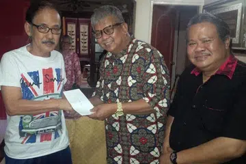 Samad Ayob (paling kiri) menerima sumbangan derma daripada rakan artis Husin Saaban (tengah) dan Alias Kadir (kanan) setelah menjalani pembedahan jantung pada 2015. Allahyarham dikatakan uzur kebelakangan ini sebelum akhir hayatnya. - Foto LIFE RECORD