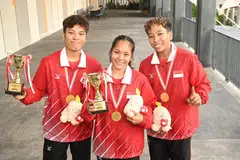 RAIH GELARAN: (Dari kiri) Fiqqo Anaqi; Ning Rynisari dan Shah Rykal mainkan peranan penting dalam pimpin Singapura untuk meraih kedua-dua gelaran, bahagian lelaki dan wanita, di Kejohanan Bola Tchouk Asia Tenggara (SEATBC) dengan rekod tanpa kalah.