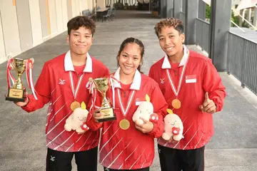 RAIH GELARAN: (Dari kiri) Fiqqo Anaqi; Ning Rynisari dan Shah Rykal mainkan peranan penting dalam pimpin Singapura untuk meraih kedua-dua gelaran, bahagian lelaki dan wanita, di Kejohanan Bola Tchouk Asia Tenggara (SEATBC) dengan rekod tanpa kalah.