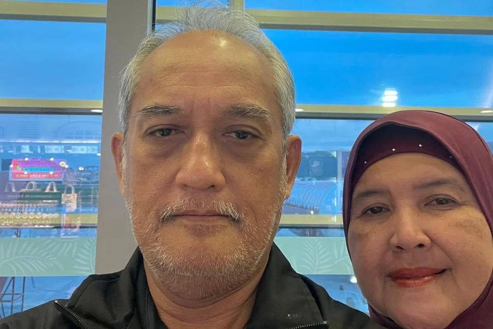 Pasangan suami isteri, Encik Abdul Rahman (kiri) dan Cik Suraya (kanan), sebelum menaiki kapal terbang menuju Singapura.  