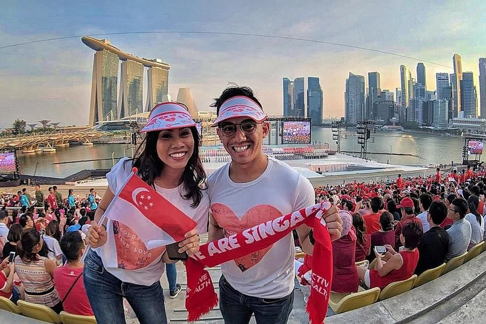 GEMBIRA MENANG TIKET: Encik Farhan dan tunangnya, Cik Farhanah, senang hati memenangi tiket previu NDP 2018 yang diadakan Sabtu lalu. Encik Farhan merupakan antara lima pemenang bertuah pertandingan anjuran BH itu. - Foto ihsan MOHD FARHAN MOHD KASSIM