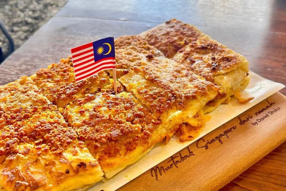 ‘Murtabak Singapore Dari Rumah’ ini adalah hasil air tangan Encik Mohd Daniel Shukor, 34 tahun, yang pernah bekerja selama dua tahun di sebuah restoran martabak terkenal di Singapura.