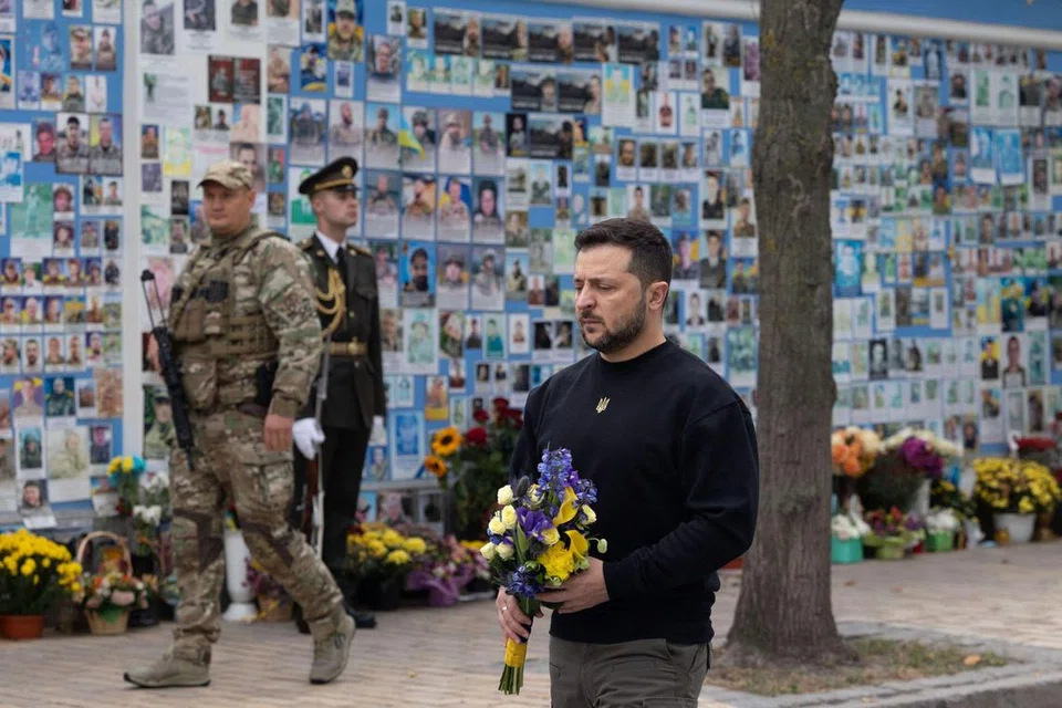 MENANTI BANTUAN: Presiden Ukraine Encik Volodymyr Zelensky yang meletakkan sejambak bunga sempena Hari Pembela, mengharapkan bantuan daripada Amerika untuk memerangi Russia.