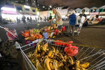 Pisang yang lebam biasanya tidak dipilih pelanggan. Tetapi bagi relawan Little India Veggie Collection, pisang ini masih boleh dimakan atau digunakan untuk membuat kek. 