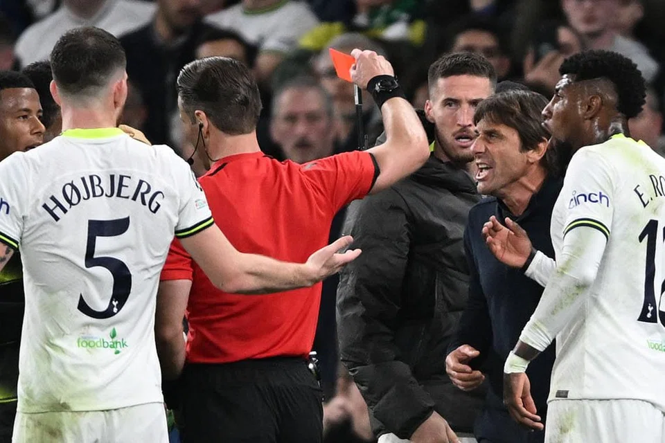 BERANG: Pengurus Spurs Antonio Conte (dua dari kanan) dilayangkan kad merah selepas membantah keputusan VAR yang tidak membenarkan gol saat akhir Tottenham Hotspur. - Foto EPA-EFE