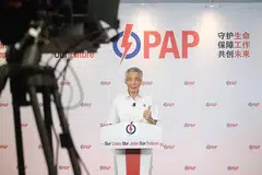 E-RAPAT: Parti Tindakan Rakyat (PAP) lazimnya mengadakan rapat di Fullerton Square di pertengahan kempen pilihan raya, namun akibat Covid-19, Perdana Menteri Encik Lee Hsien Loong kali ini menyampaikan ucapannya secara dalam talian. - Foto PAP