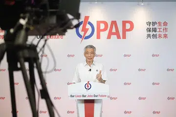 E-RAPAT: Parti Tindakan Rakyat (PAP) lazimnya mengadakan rapat di Fullerton Square di pertengahan kempen pilihan raya, namun akibat Covid-19, Perdana Menteri Encik Lee Hsien Loong kali ini menyampaikan ucapannya secara dalam talian. - Foto PAP