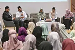 Timbalan Mufti, Dr Izal Mustafa Kamar (dua dari kiri) berkata fatwa yang membolehkan pasangan Islam untuk menjalani ujian saringan pembawa bagi penyakit genetik yang serius adalah selari dengan panduan Islam dan agama yang mencegah segala bentuk kemudaratan. Perincian mengenai fatwa itu dikongsi bersama asatizah di Masjid Al-Ansar pada 18 Ogos. Maklumat mengenai fatwa dan aspek medikal dikongsi Penyelidik Fatwa Lab, Ustaz Huzhaifah Mohd Kamal (kiri); (dari kanan) Timbalan Pengarah, Dasar & Pembangunan Agama (Fatwa) Ustazah Raihanah Halid selaku moderator; Perunding, Hospital Wanita dan Kanak-Kanak KK, Dr Jeannette Goh; dan anggota bersekutu Jawatankuasa Fatwa, Ustazah Dr Sakinah Saptu.