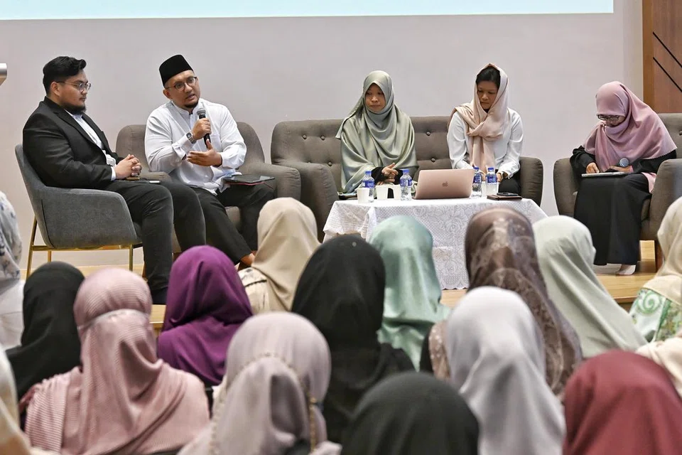 Timbalan Mufti, Dr Izal Mustafa Kamar (dua dari kiri), berkata fatwa yang membolehkan pasangan Islam menjalani ujian saringan pembawa bagi penyakit genetik yang serius adalah selari dengan panduan Islam dan agama, yang mencegah segala bentuk kemudaratan. Perincian mengenai fatwa itu dikongsi bersama asatizah di Masjid Al-Ansar pada 18 Ogos. Maklumat mengenai fatwa dan aspek perubatan dikongsi (dari kanan) Timbalan Pengarah, Dasar & Pembangunan Agama (Fatwa), Ustazah Raihanah Halid selaku moderator; Perunding, Hospital Wanita dan Kanak-Kanak KK, Dr Jeannette Goh; anggota bersekutu Jawatankuasa Fatwa, Ustazah Dr Sakinah Saptu; dan Penyelidik Fatwa Lab, Ustaz Huzhaifah Mohd Kamal.
