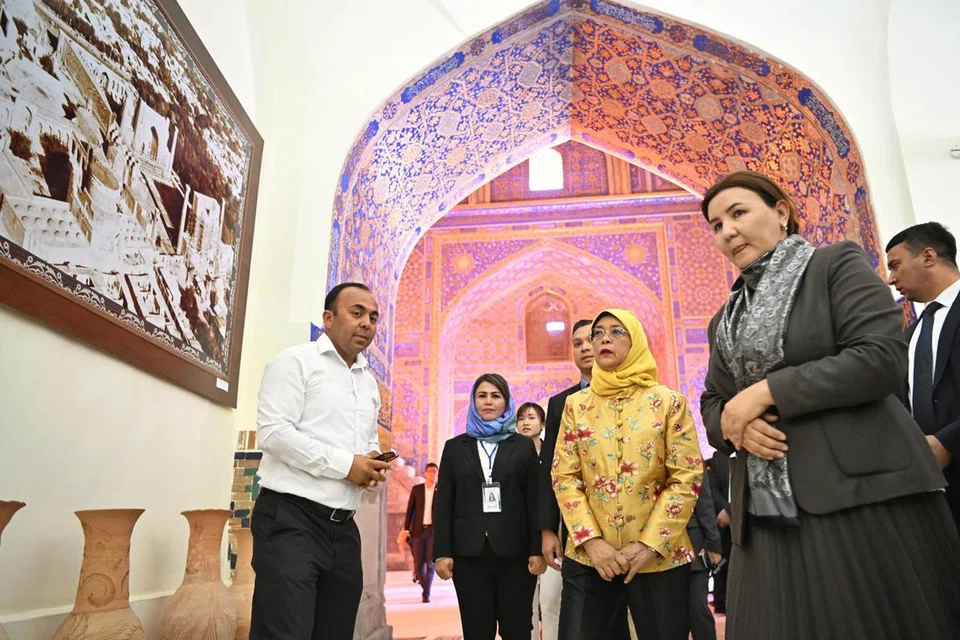 LAWATAN NEGARA: Puan Halimah Yacob mengunjungi Tilla-Kari Madrassah di tapak bersejarah di Registan Square di Samarkand, Uzbekistan, pada 25 Mei 2023. Lawatan ke Uzbekistan dan Kazakhstan itu adalah lawatan negara pertama oleh seorang Presiden Singapura ke Asia Tengah.