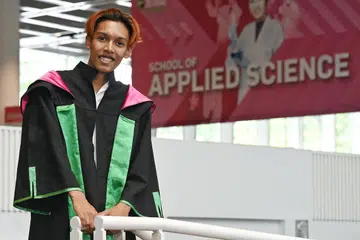 Encik Feroz Khan Abdul Rahman, seorang lulusan Diploma Sains Bioperubatan Politeknik Republic, meraih gred purata mata (GPA) sempurna (4.0). Beliau ingin buktikan bahawa mereka yang mempunyai ADHD masih boleh berjaya dalam kehidupan. 