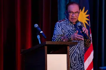 DIUGUT BUNUH: Seorang pengguna TikTok yang menawarkan ganjaran RM5 juta ($1.43 juta) untuk membunuh Perdana Menteri Malaysia, Datuk Seri Anwar Ibrahim (gambar), ditahan polis. 