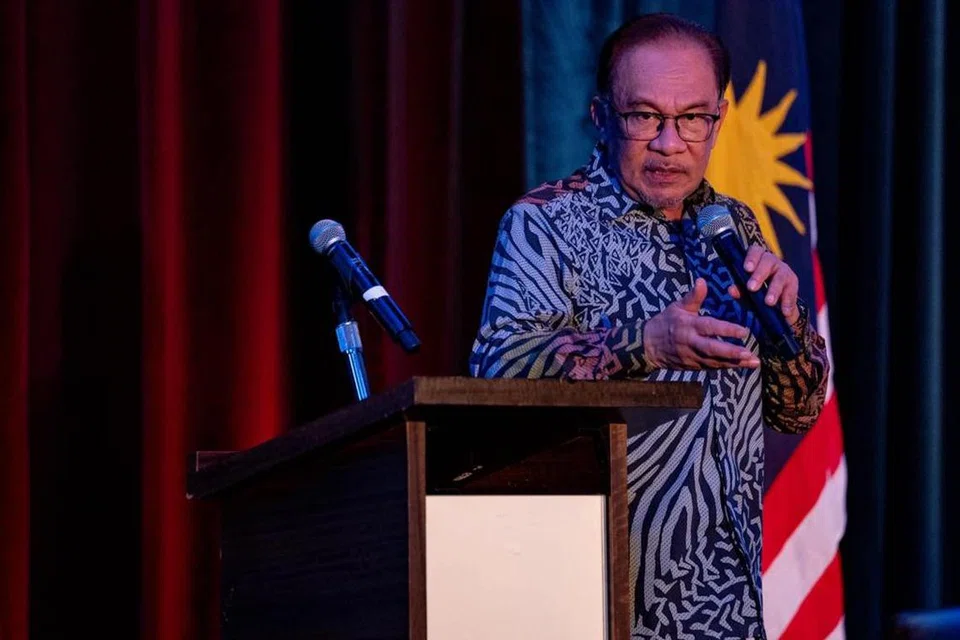 DIUGUT BUNUH: Seorang pengguna TikTok yang menawarkan ganjaran RM5 juta ($1.43 juta) untuk membunuh Perdana Menteri Malaysia, Datuk Seri Anwar Ibrahim (gambar), ditahan polis. 