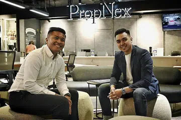 TERTARIK DENGAN PELUANG RAIH GAJI MEWAH: Encik Shiddique Asyraaf Adam Malikh (kanan) mula menjadi ejen hartanah sepenuh masa pada Januari lalu, menyertai pasukan mentornya Encik Heikal Shafrudin (kiri). Walaupun pada mulanya tertarik kepada peluang meraih pendapatan mewah sebagai ejen, Encik Asyraaf akur terdapat ketidaktentuan mengenai pendapatan setiap bulan, terutama sekali sebagai ejen baru. - Foto BH oleh KHALID BABA