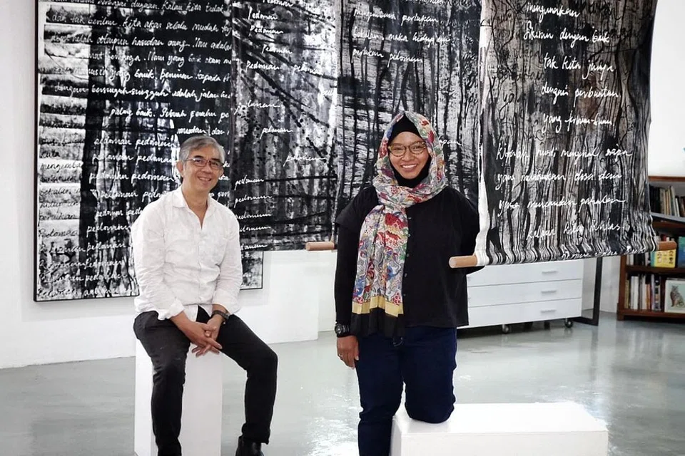 PEMBANGKIT MOTIVASI: Cik Fazelah Abas (kanan) yang sudah belasan tahun tidak melukis meraih semangat baru apabila belajar berkarya dengan pelukis dan jurubina mapan, Encik Jeffrey Wandly. - Foto BH oleh KHALID BABA
