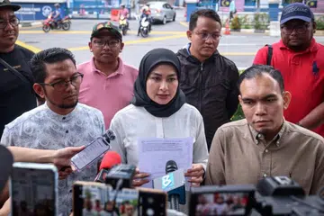 Naib Ketua Wanita Parti Tindakan Demokratik (DAP) yang juga Ahli Parlimen Bentong, Cik Young Syefura Othman (tengah), bersama Ahli Jawatankuasa DAP yang juga Ahli Parlimen Bangi, Encik Syahredzan Johan (kanan), dan Naib Pengerusi DAP Johor, Sheikh Umar Ali (kiri), membuat laporan di Ibu Pejabat Polis Daerah Dang Wangi, Kuala Lumpur, susulan dua individu didakwa menuduh DAP sebagai kafir harbi semasa program ceramah Perikatan Nasional (PN) di Pilihan Raya Kecil (PRK) Nenggiri, Kelantan, baru-baru ini.  