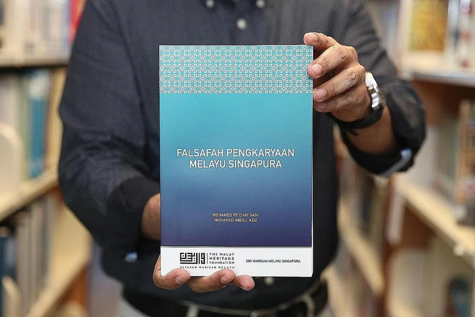 RAKAM KEKAYAAN PEMIKIRAN SASTERAWAN MELAYU: Dr Mohamed Pitchay Gani Abdul Aziz menerima Anugerah Hadiah Sastera 2020 bagi bukunya 'Falsafah Pengkaryaan Melayu Singapura' yang merakam sumbangan hebat sasterawan Melayu Singapura. - Foto BH oleh TIMOTHY DAVID