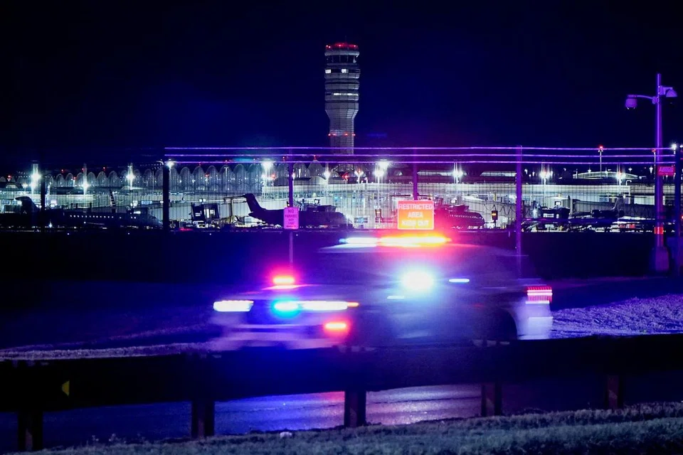 Pemandangan dari  Arlington menunjukkan Lapangan Terbang Nasional Reagan Washington National Airport, selepas jet American Eagle bertembung dengan sebuah helikopter semasa menghampiri lapangan terbang itu lalu terhempas di Sungai Potomac pada 29 Januari.