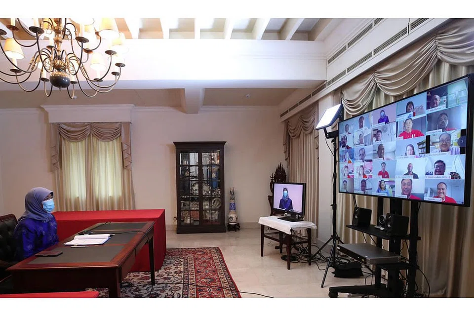 BERDIALOG DI ALAM MAYA: Presiden Halimah Yacob mengadakan dialog bersama pemimpin kesatuan NTUC menerusi wadah dalam talian semalam untuk mengetahui keprihatinan para pekerja semasa pandemik Covid-19 ini. - Foto Kementerian Perhubungan dan Penerangan (MCI)