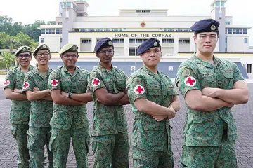 SEGERA BERI BANTUAN: (Dari kiri) CPL Joseph Andrei Aczon Dacanay; 3SG Ni Xu Gang Metta, Kapten (Dr) Vikram Manian; CPL B. Aravind Krishna; LCP David Lee Wei Ming dan CPL l Kinson Tan Kai Feng, dipuji kerana tampil membantu seorang lelaki yang terlibat dalam nahas jalan raya di Mandai. - Foto FACEBOOK/THE SINGAPORE ARMY