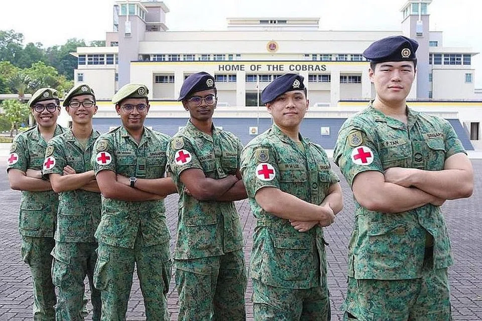 SEGERA BERI BANTUAN: (Dari kiri) CPL Joseph Andrei Aczon Dacanay; 3SG Ni Xu Gang Metta, Kapten (Dr) Vikram Manian; CPL B. Aravind Krishna; LCP David Lee Wei Ming dan CPL l Kinson Tan Kai Feng, dipuji kerana tampil membantu seorang lelaki yang terlibat dalam nahas jalan raya di Mandai. - Foto FACEBOOK/THE SINGAPORE ARMY
