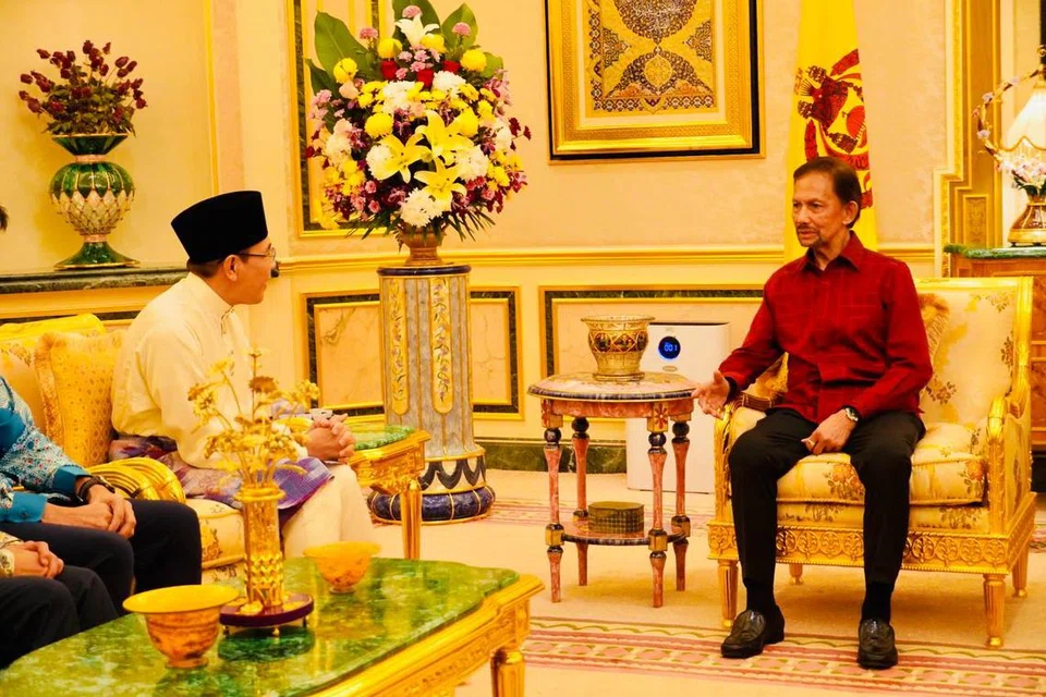 Dalam lawatan tersebut, Dr Mohamad Maliki Osman (kiri) dan Sultan Hassanal Bolkiah turut membincangkan inisiatif bersama bagi meraikan ulang tahun ke-40 hubungan diplomatik antara Singapura dengan Brunei pada 2024.