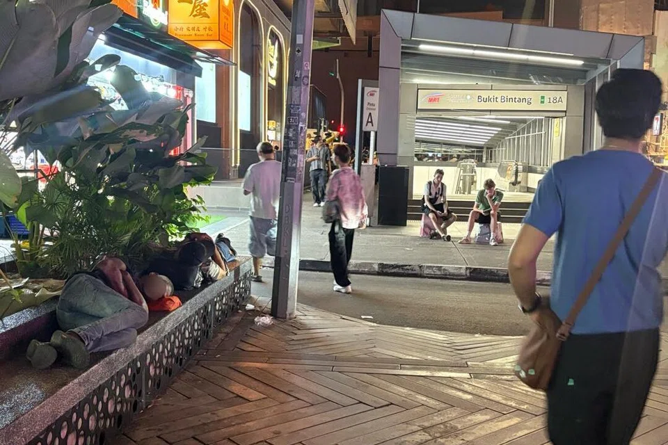 Bangku batu berhampiran stesen Transit Aliran Massa (MRT) Bukit Bintang, di Kuala Lumpur, menjadi tempat tidur Encik Manivelu, 61 tahun (baring, kiri) sejak lebih setahun lalu.   